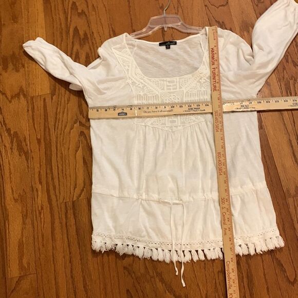 Willi Smith size medium white 3/4 sleeve top with crochet and tassel detail - Picture 9 of 9